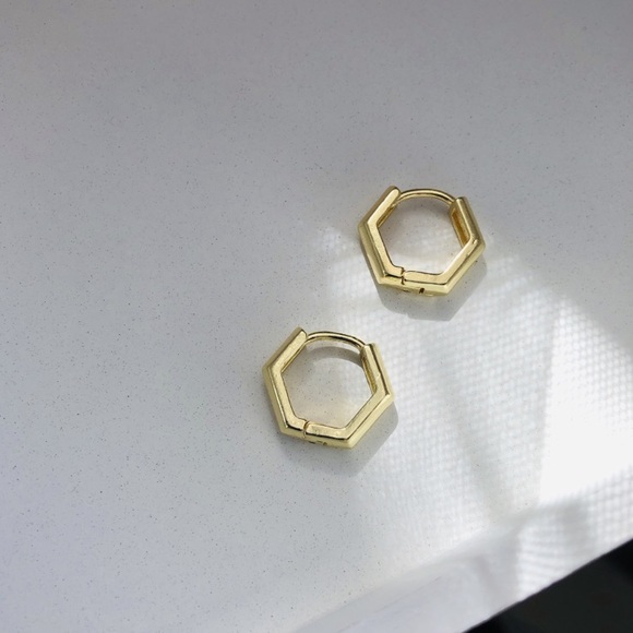 💕Last one 18K Gold Geometric Hexagon Hoop Earring - Picture 2 of 6